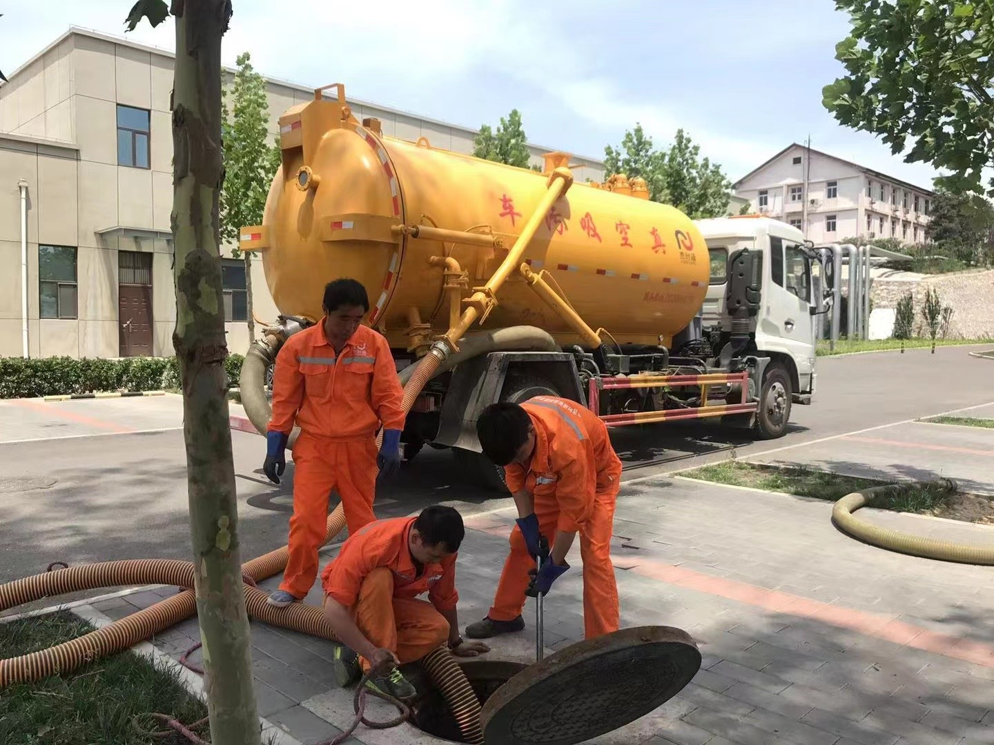 泸溪管道疏通车停在窨井附近