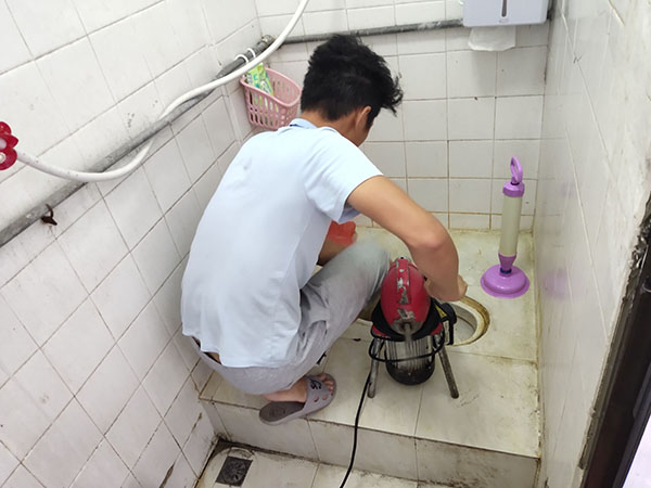 泸溪管道堵塞冒臭气 专业师傅现场解决问题
