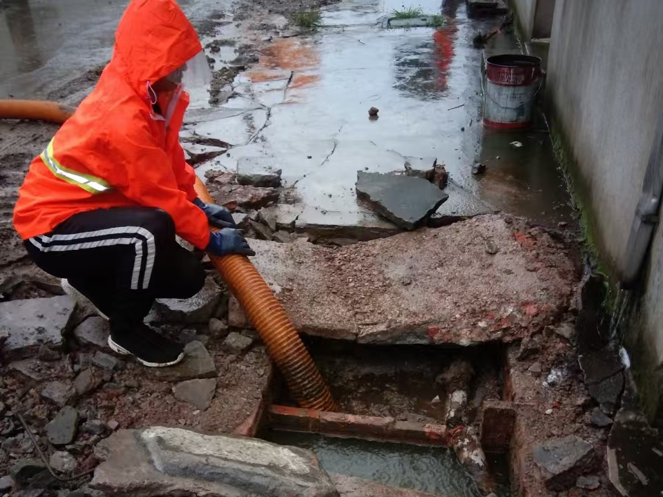 泸溪专业清理污水池 炜誉市政以规范流程守护城市 “肠道”